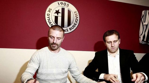 Obránce Tomáš Řepka podepisuje smlouvu s Českými Budějovicemi. Vpravo šéf klubu Karel Poborský.