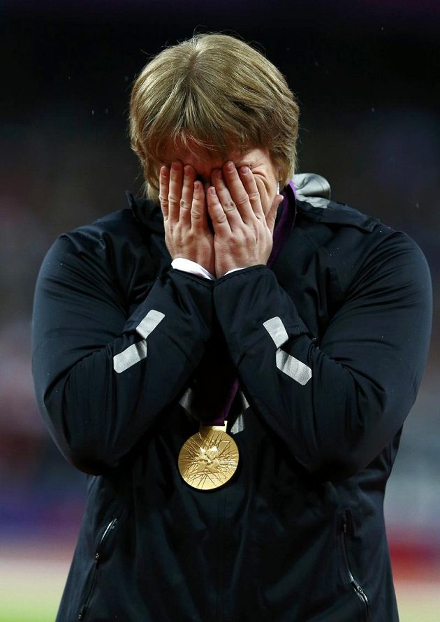 Takhle plakala Naděžda Ostapčuková při vyhlašovacím ceremoniálu. Po zveřejnění dopingu jí zůstvají oči pro pláč znovu, tenokrát však nikoliv z radosti.