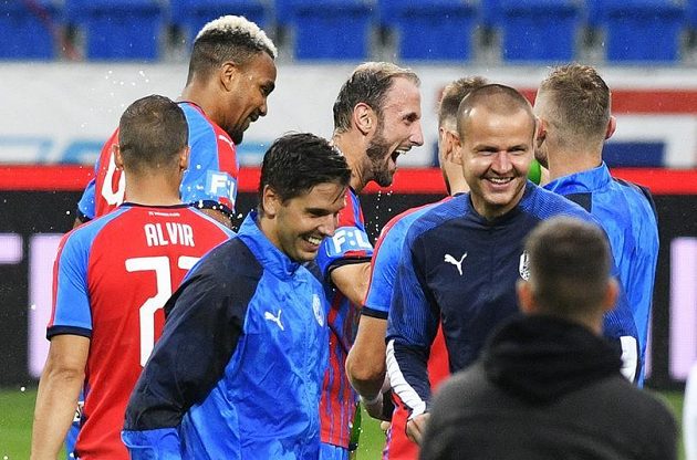 Fotbalisté Plzně při pozápasovém loučení se spoluhráčem Romanem Hubníkem (vzadu uprostřed).