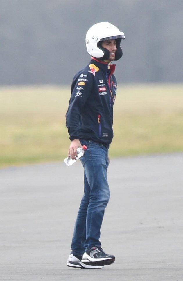 Rozesmátý Daniel Ricciardo poté, co s vozem Suzuki Liana překonal v pořadu Top Gear Lewise Hamiltona.