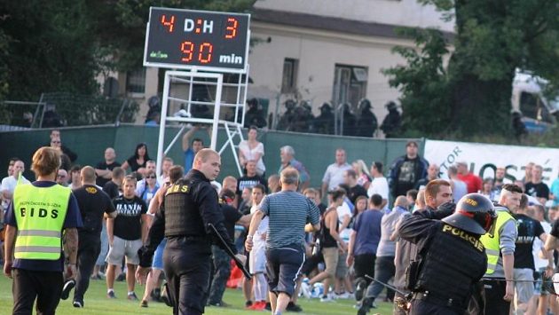 Po pohárovém utkání v Rýmařově vtrhli fanoušci Baníku na hrací plochu. Zasahovat musela policie.