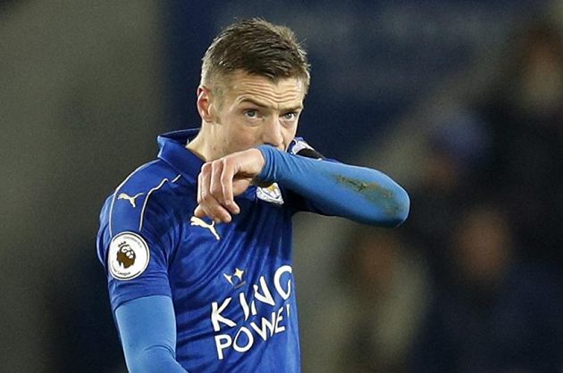 Zklamaný výraz útočníka Leicesteru Jamieho Vardyho po třetím zásahu fotbalistů Chelsea.