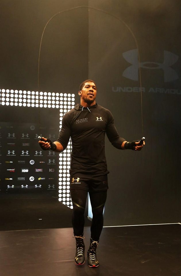 Britský boxer Anthony Joshua se chystá na bitvu s Ukrajincem Vladimirem Kličkem. Během tréninku skáče přes švihadlo.