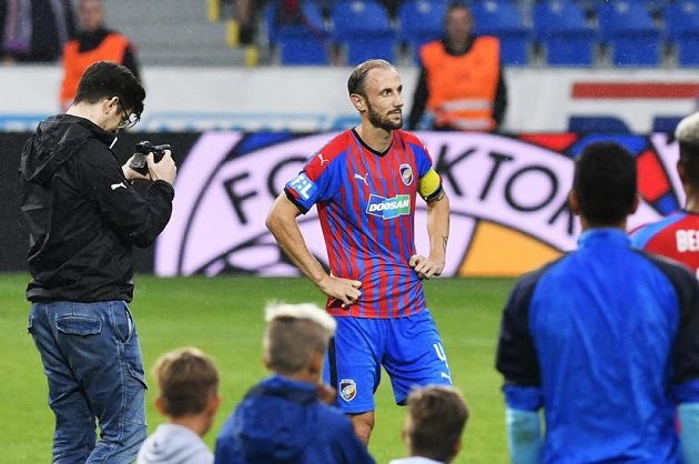 Fotbalista Roman Hubník (uprostřed) se po zápase loučil se spoluhráči z Plzně.