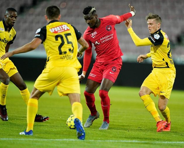 Sory Kaba z Midtjyllandu (v červeném) a Jordan Lefort z Young Boys (vpravo).