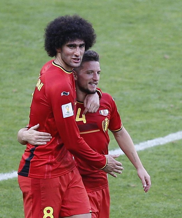 Marouane Fellaini a Dries Mertens (vpravo) svými góly rozhodli o vítězství Belgie nad Alžírskem.