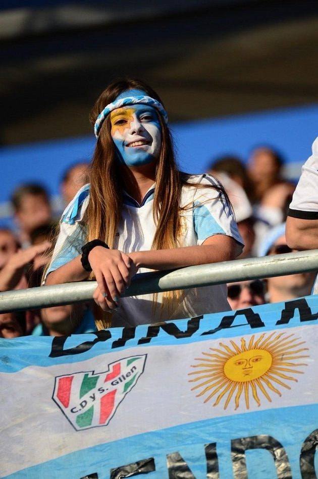 Sol de Mayo, neboli Květnové slunce a tradiční modrobílá kombinace na tváři této argentinské mladé dívky.