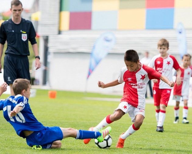 Patrik Baroš v akci... Má kličku jako táta, co říkáte?