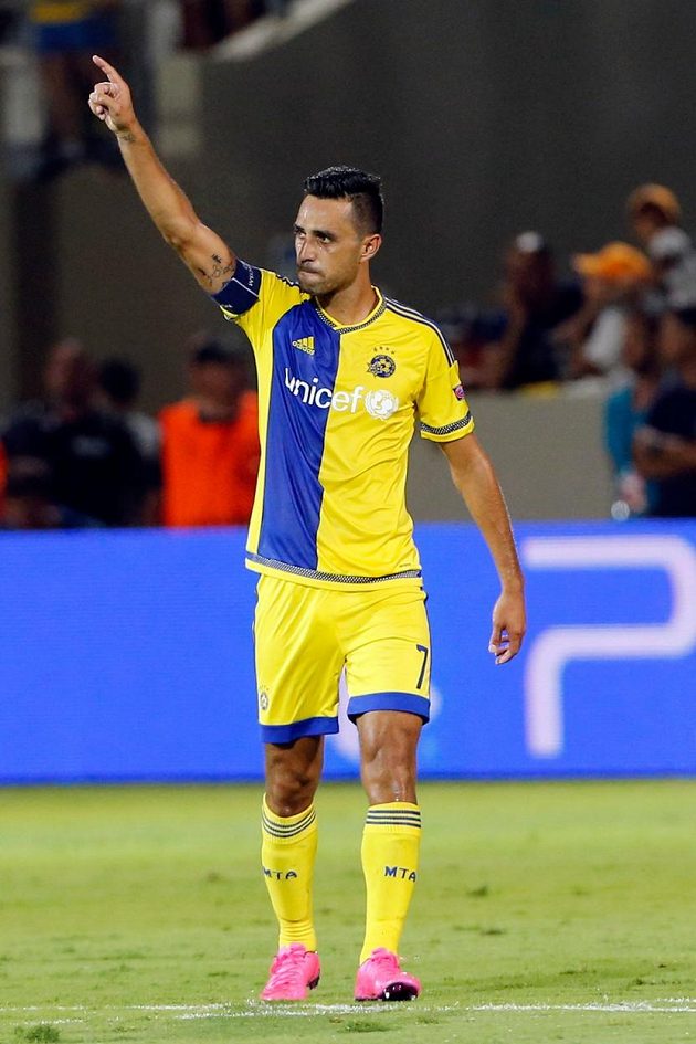Eran Zahavi slaví vítězný a postupový gól Maccabi Tel Aviv v odvetě play off Ligy mistrů proti Basileji.