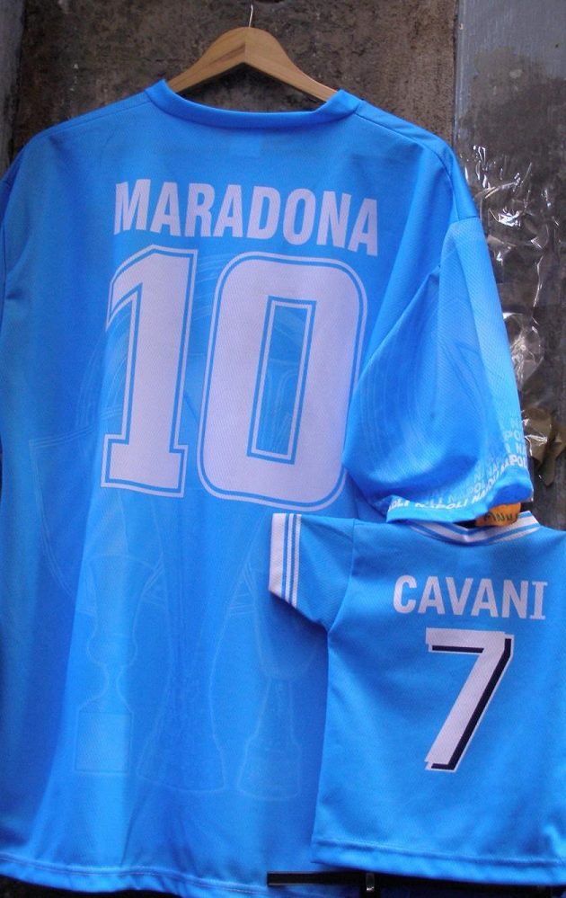 Maradony je plná Neapol. I po dvaadvaceti letech jsou k mání dresy, trička či nejrůznější upomínkové předměty s podobiznou argentinského fotbalisty.