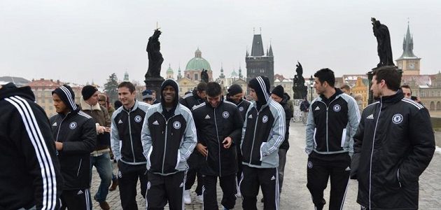 Fotbalisté Chelsea si dopoledne před zápasem zpestřili procházkou po Karlově mostě.