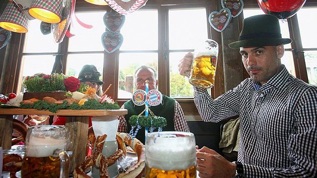 Trenér Bayernu Mnichov během pivních slavností Oktoberfest.