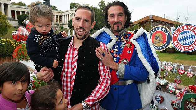 Záložník Bayernu Mnichov Franck Ribéry během pivních slavností Oktoberfest.