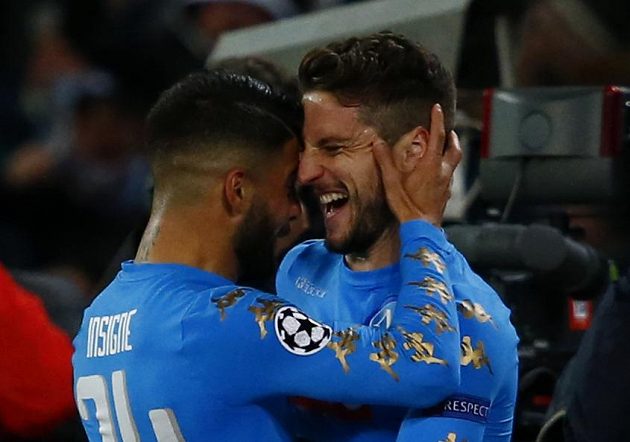 Autor neapolského gólu Dries Mertens slaví se spoluhráčem trefu do sítě Realu Madrid v odvetném osmifinále Ligy mistrů.