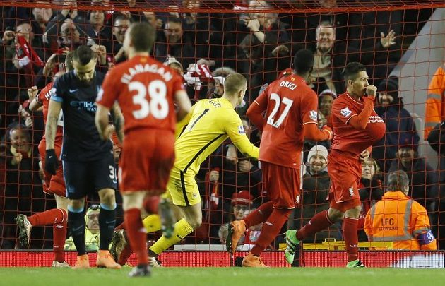 Překonaný a rozzuřený Joe Hart chce svůj míč a vydává se pronásledovat jásajícího Firmina...