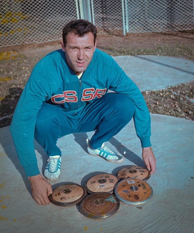 Stříbrný diskař Ludvík Daněk vytvořil v Tokiu olympijskou symboliku z pěti disků.