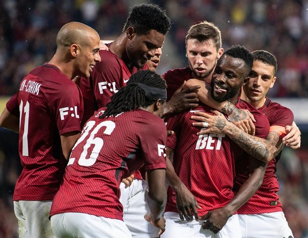 Fotbalisté Sparty (zleva) Tal Ben Chaim, Costa, Benjamin Tetteh, Jiří Kulhánek, Guelor Kanga a Nicolae Stanciu oslavují gól na 1:0 během utkání s Opavou.