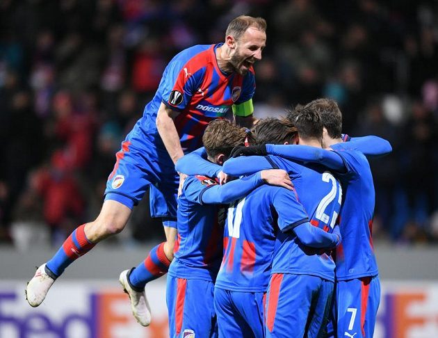 Fotbalisté Viktorie Plzeň slaví druhou branku do sítě Partizanu v odvetném duelu.