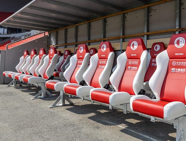 Nové sedačky Slavia na lavičku namontovala právě před očekávanou bitvou s Chelsea.