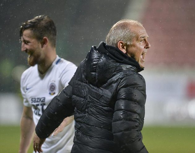 Radost Petra Rady z vítězného gólu v Příbrami. Vběhl na hřiště, aby ho s hráči řádně oslavil...