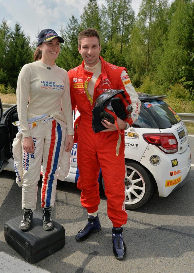 Petr Koukal s australskou závodnicí Molly Taylorovou při Barum rallye 2013.