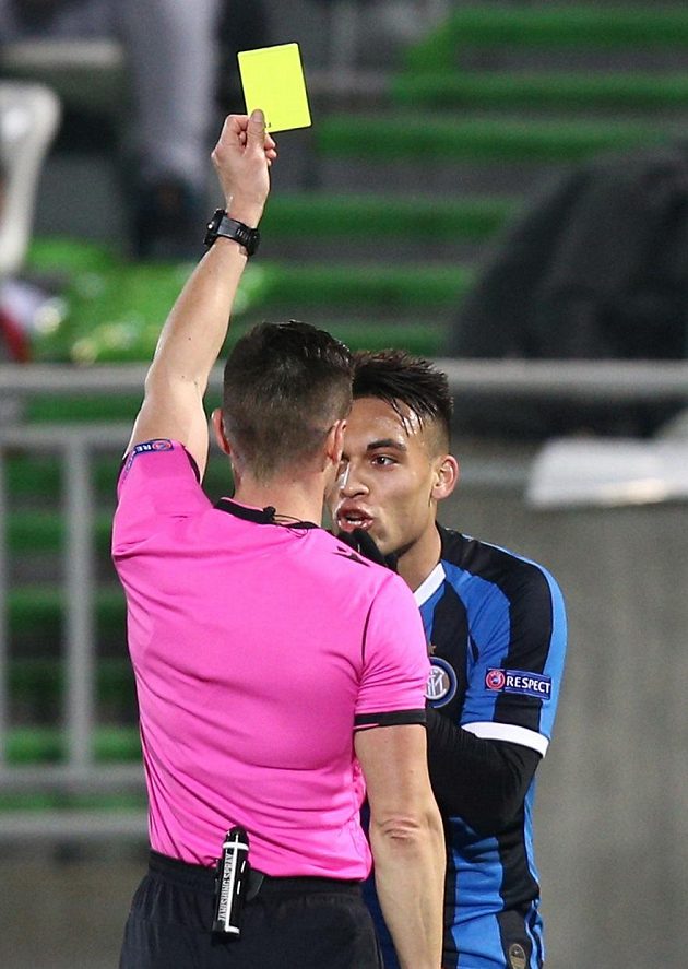Lautaro Martínez z Interu dostává žlutou kartu od španělského rozhodčího Carlose del Cerre Grandeho.