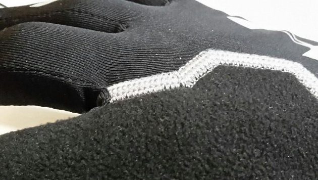 Materiál na ukazováčku až k palci vám umožní otřít pot z čela.