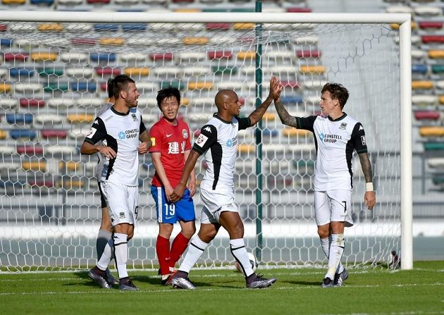 Brazilec Ari (uprostřed v bílém) slaví svůj gól do sítě čínského Che-nanu, vlevo Smolov a vpravo Mamajev.