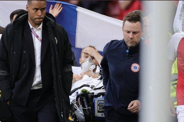 Christian Eriksen byl převezen do nemocnice, podle všeho už vnímal.