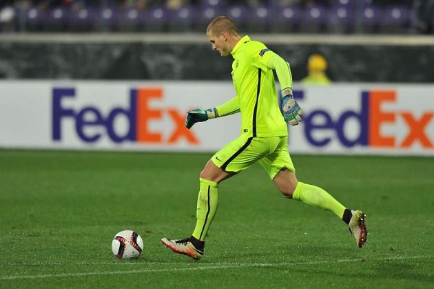 Brankář Václav Hladký při debutu v Evropské lize na hřištiě Fiorentiny.