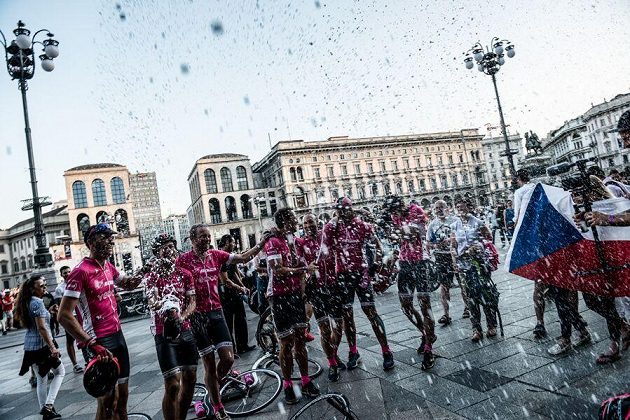 Kick Italy 2017: Na Piazza Duomo se tentokrát nerozletěli holubi, ale kapky šampaňského.