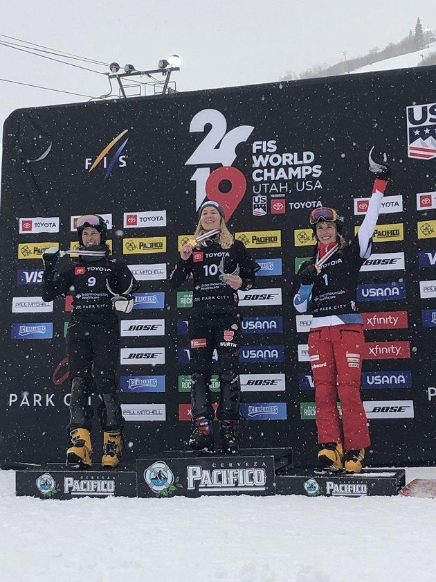 Selina Jörgová (uprostřed) slaví triumf na MS v obřím slalomu snowboardistek.