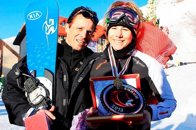 Ester Ledecká s tatínkem Jankem při juniorském mistrovství světa v tureckém Erzurumu.