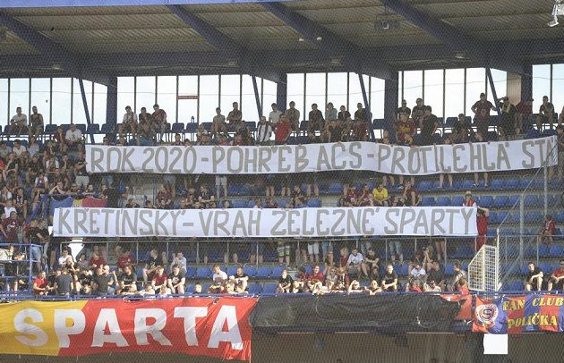 Fanoušci Sparty poslali majiteli klubu během utkání se Slováckem jasný vzkaz. Radost z něj na Letné určitě neměli.