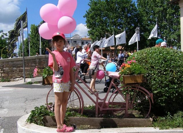 Když se jede slavné Giro d'Italia, je v Itálii cyklistika sportem číslo 1. Zavládne růžové šílenství, závod prožívají všechny generace.