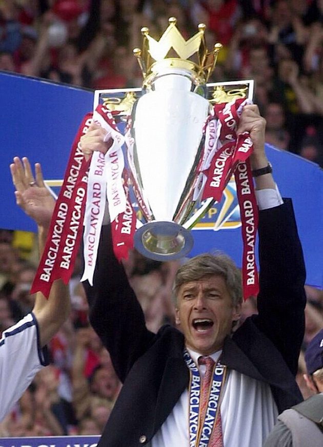 Někteří fanoušci Arsenalu tomu dnes možná už ani nemůžou uvěřit, ale je to tak. Arséne Wenger dokázal s Kanonýry vyhrávat Premier League. V roce 2002 zvedal nad hlavu pohár pro vítěze už podruhé.