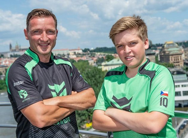 Táta a kluk ve stejném dresu... Internacionál Vladimír Šmicer se synem Jiřím během představení esportového týmu Entropiq.