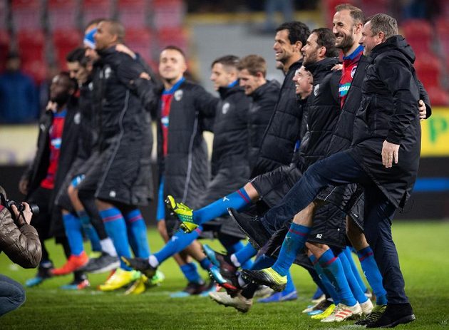 Trenér Viktorie Plzeň Pavel Vrba (vpravo) během děkovačky s týmem po výhře nad Slavií.