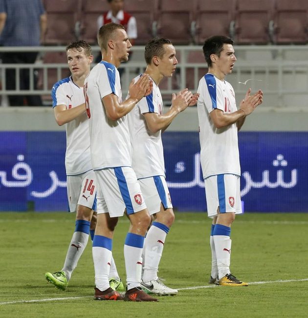 Zleva Jakub Jankto, Tomáš Souček, Josef Šural a Robert Hrubý po utkání s Katarem.