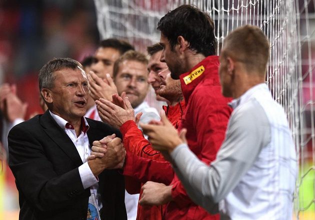 Díky, Karle! Trenér Slavie Miroslav Beránek gratuluje brankáři Hrubešovi k vynikajícímu výkonu v utkání proti Plzni.