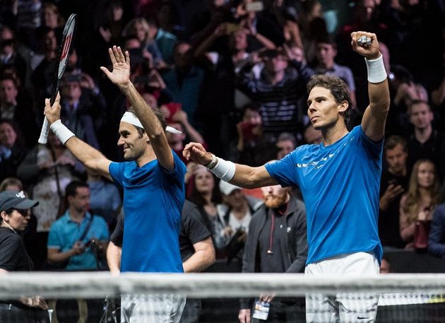 Rafael Nadal (vpravo) a Roger Federer po boji se Samem Querreeyem a Jackem Sockem v rámci tenisového turnaje Laver Cup.