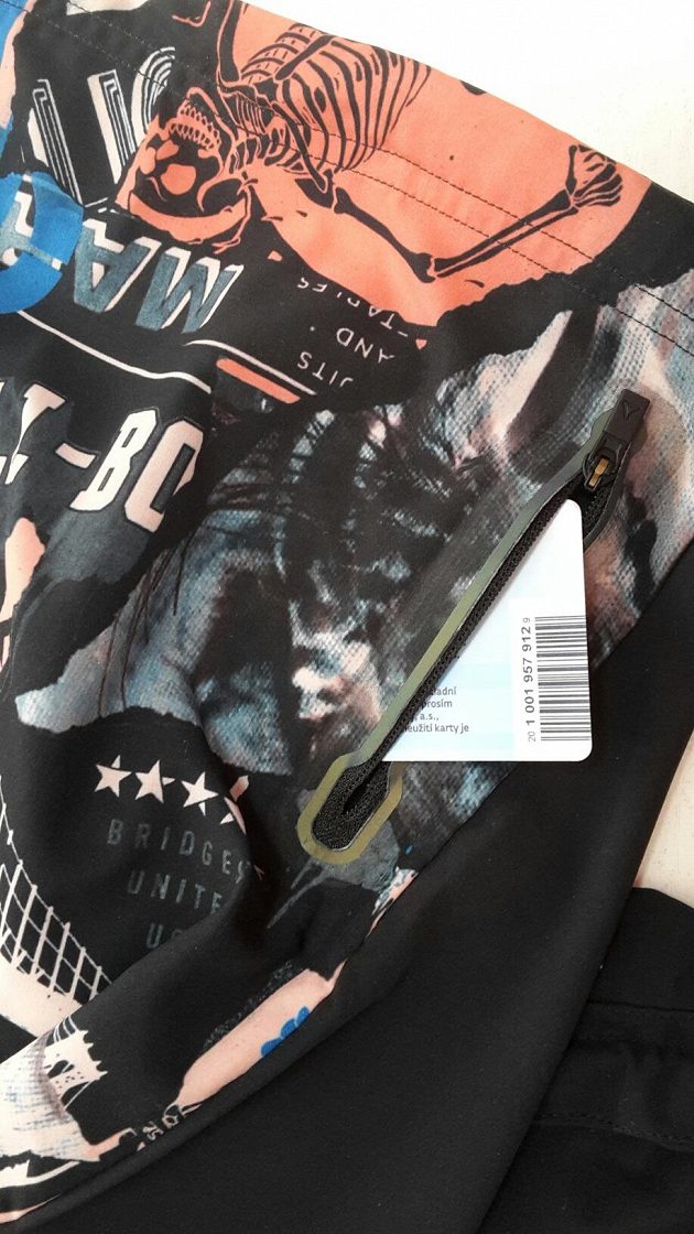 Reebok Running Wind Breaker: Kapsa je spíše menší. Pro porovnání je vidět kreditní karta.