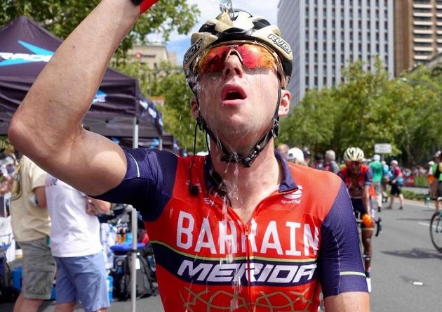 Český cyklista Ondřej Cink se osvěžuje v cíli závodu Tour Down Under v Austrálii.