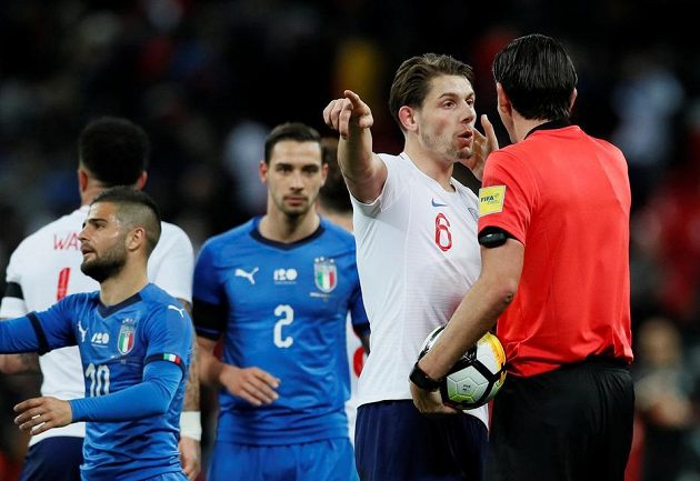 Koukni se na video, žádná penalta! Angličan James Tarkowski protestuje u rozhodčího Denize Aytekina.