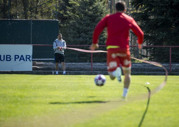 Asistent trenéra fotbalistů druholigových Pardubic Martin Shejbal (vlevo) sleduje hráče při tréninku.