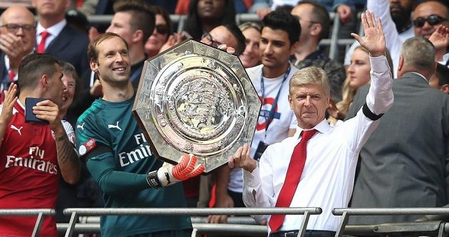 Petr Čech s trofejí ve společnosti manažera Wengera. V této sezóně na podobný obrázek musel Arsenal zapomenout.