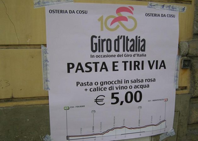 Když se jede slavné Giro d'Italia, je v Itálii cyklistika sportem číslo 1. Zavládne růžové šílenství.