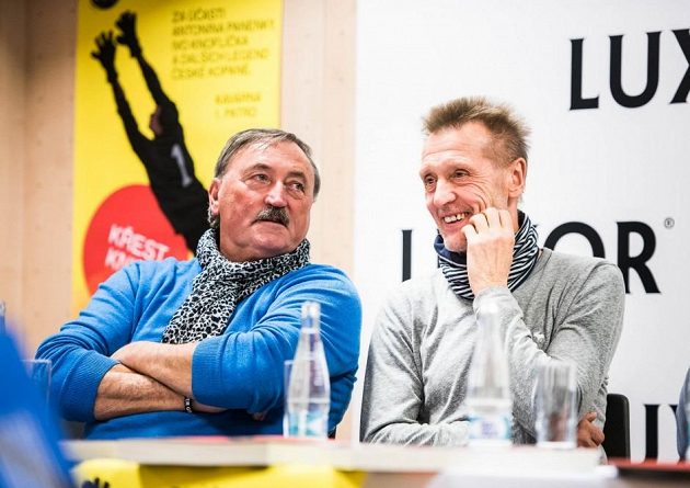 Zleva Antonín Panenka a Jan Berger při křtu hnihy Hrdinové.