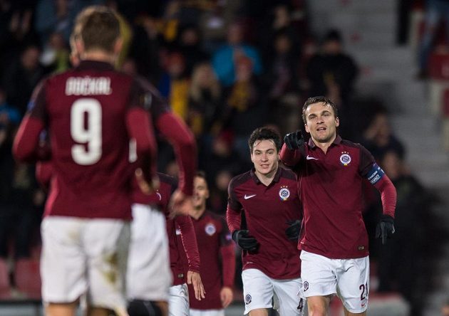 David Lafata a Bořek Dočkal oslavují gól na 2:0 během utkání Sparta - Hapoel Beer Ševa.
