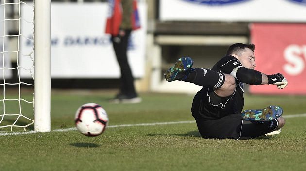 Brankář Karviné Martin Berkovec inkasuje gól z penalty.